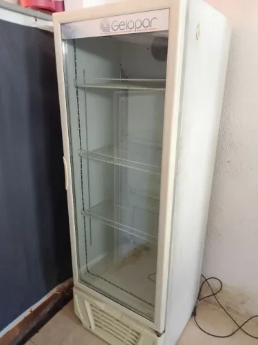 Freezer, expositor vertical, prateleiras e cavalete
