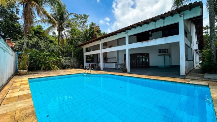 Casa à venda no Guarujá, condomínio Granville na praia da Enseada.
