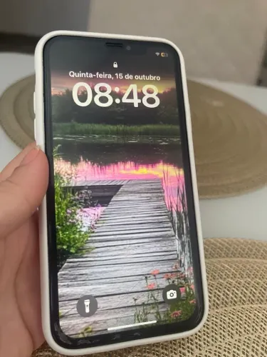 iPhone XR branco 64GB