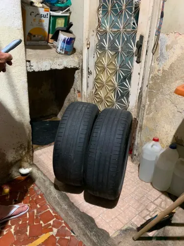 Vendo dois pneus 205/55/17 no valor R$250,00