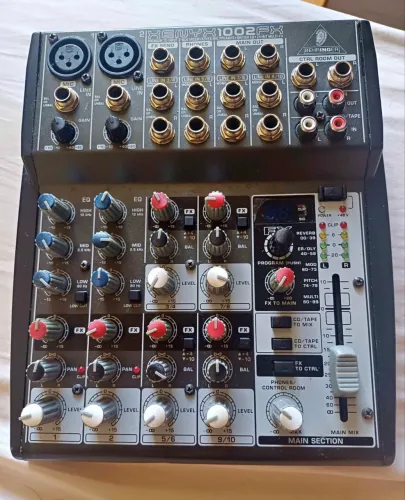 Mesa de som Behringer XENIX 1002 10 canais