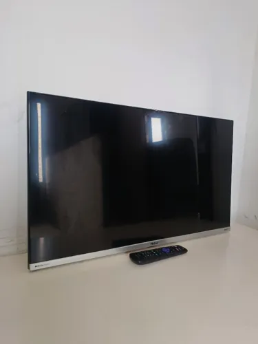 Bicicleta, filtro de barro, fruteira, cabide de madeira e tv