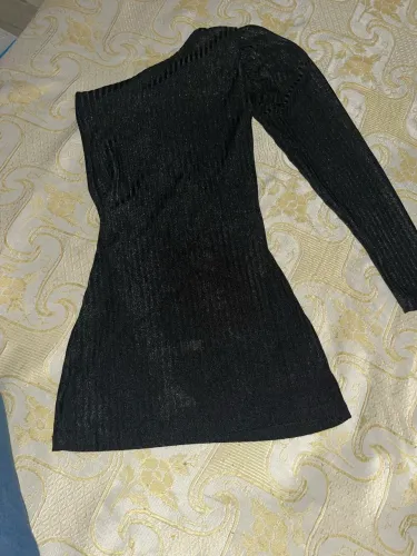 Vestido preto clássico e glamuroso