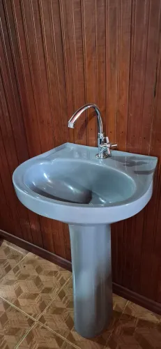 Vendo 01 pia lavatório com coluna p banheiro, com torneira, produto muito abaixo do preço
