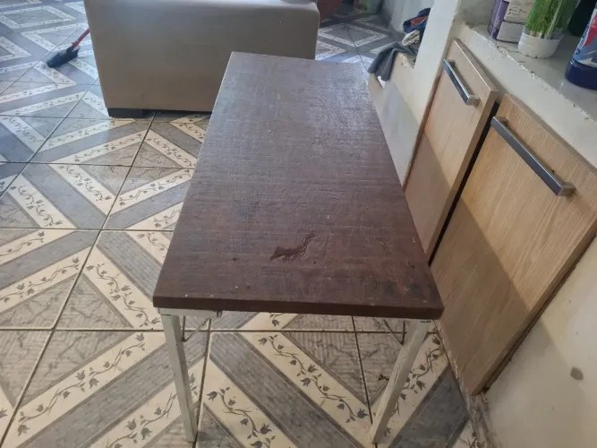 Mesa de madeira de lei