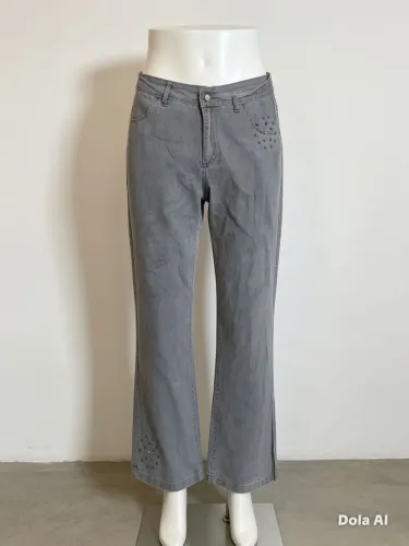 Calça jeans Criativi Jeans tamanho 52- Flare cinza- tachinhas- Sem defeitos