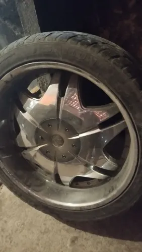 Aros  24 com pneus sendo três bons e um meia vida 