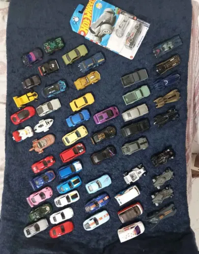 55 Carrinhos Hotwheels.