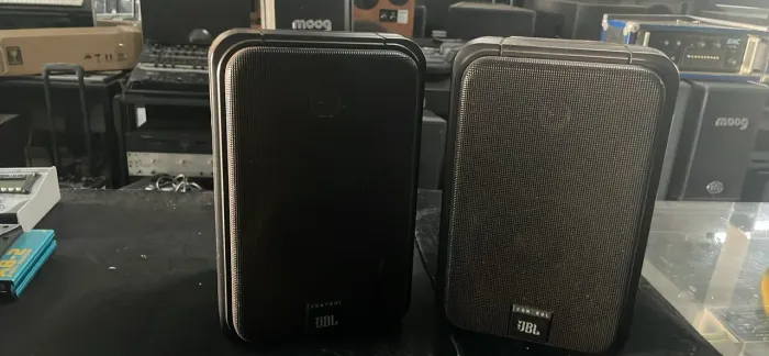 Monitores de Referência JBL Control 2P - Par Estéreo Amplificado