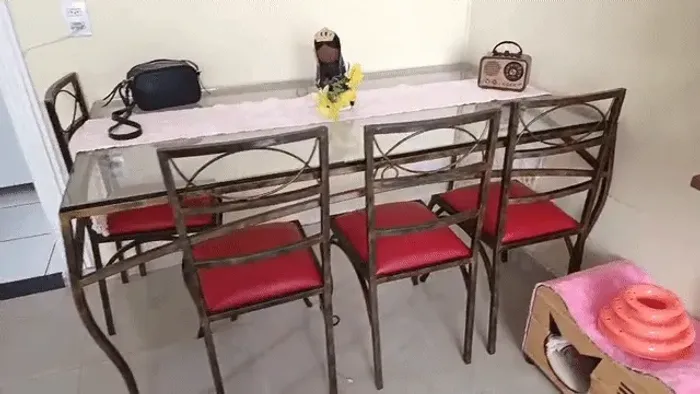 Mesa de jantar retangular 6 lugares com 4 cadeiras almofadadas