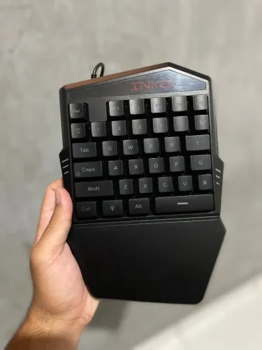 Teclado Gamer de Uma Mão - Ergonômico e Compacto