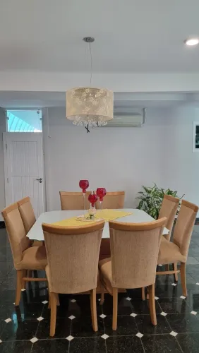 Jogo de mesa quadrada com 8 cadeiras