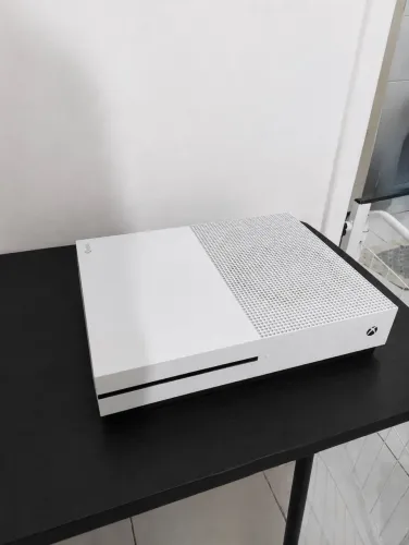 Xbox one s 1tb + 6 jogos