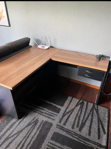 Vendo mesa pra estudar ou pra escritório e armários.
