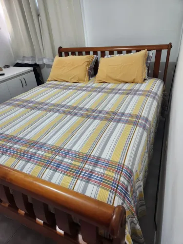 Linda cama de madeira maciça