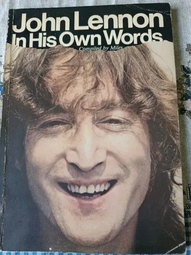 Livro John Lennon in his own words - Biografia, memórias - The Beatles - ótimo estado!