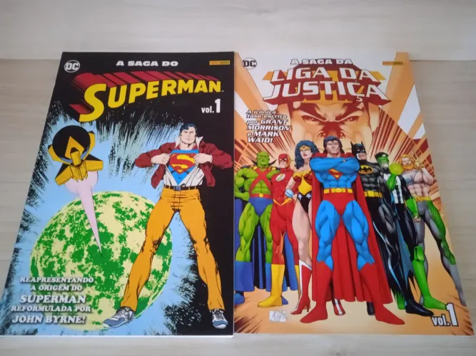 A Saga do Superman vol. 1 e A Saga da Liga da Justiça vol. 1, ambos em ótimo estado