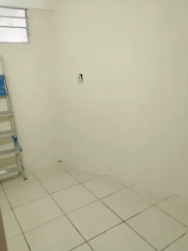 Alugo uma casa na rua das bananeira 97fundo.