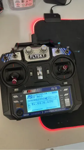 Rádio FlySky com receptor IA6B
