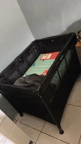 Berço cercadinho e bebê conforto