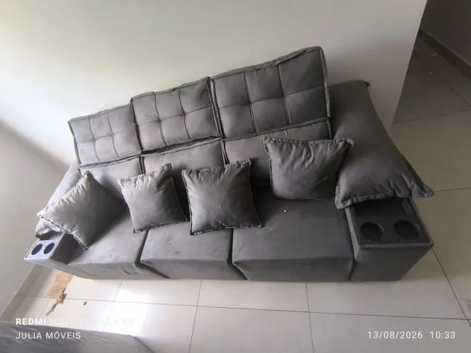 Sofá retrátil com porta copos acompanha as almofadas