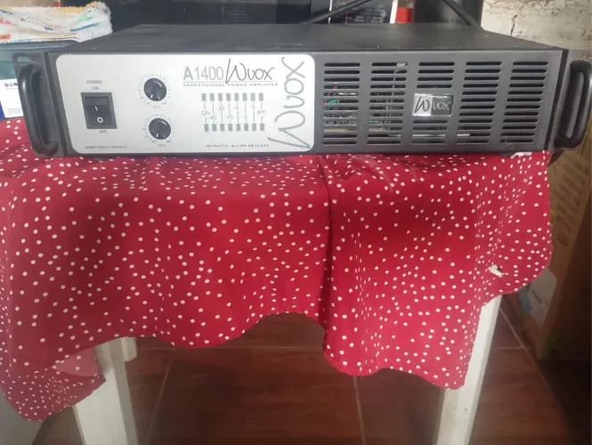 amplificador de potência profissional, especificamente o modelo Machine Wvox A1400.