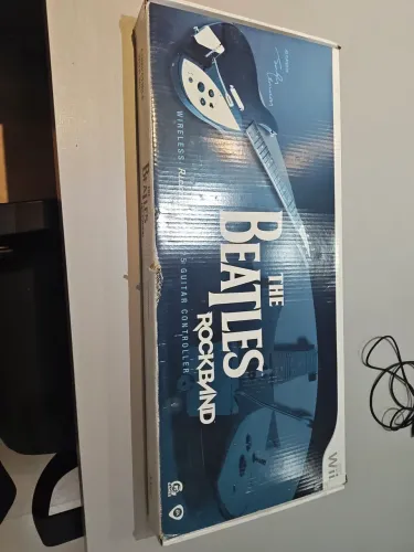 Guitarra rockband the Beatles na caixa