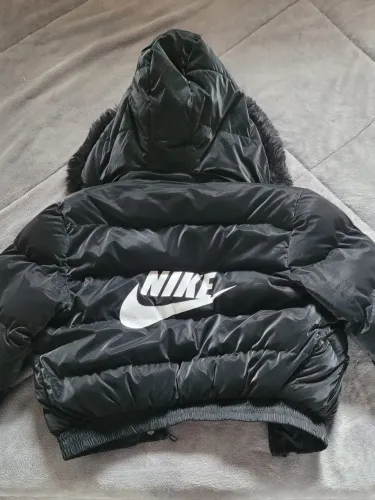 Nike Puffer Premium | Forro peluciado | Capuz com pelo | Super quentinha