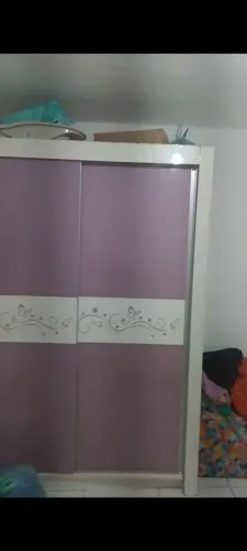 Vendo um guarda-roupa bom usando mais está bonzinho dar pra um solteiro ou solteirae casal