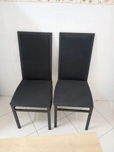 2 cadeiras de ferro estofadas pretas