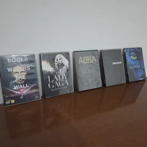 DVDs diversos: ABBA, Roger, Gaga, Avatar, Simple Plan