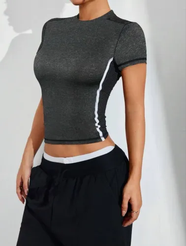 Camiseta Fitness Feminina Ajustada com Tela Lateral - Chumbo - Tam M - Nova