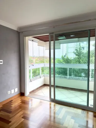 Apartamento espaçoso e arborizado 2 dorms 2 vgs e piscina