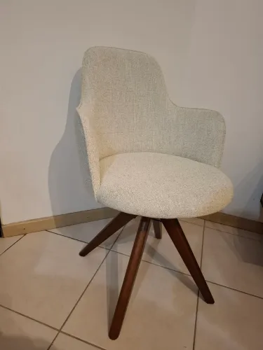 Par de Poltronas em estado de novas. Em linho, giratórias.