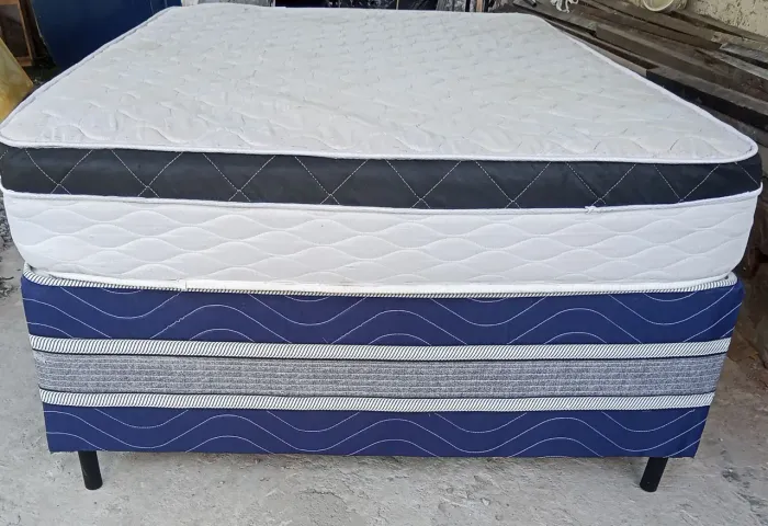 Cama box de casal: base + colchão de molas ensacadas