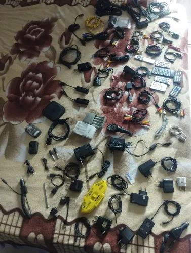 Lote de Cabos, Adaptadores, Fontes e + alguns Equipamentos 