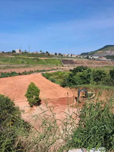 ALUGA-SE ÁREA COM 8.000 m² EM LOCALIZAÇÃO ESTRATÉGICA