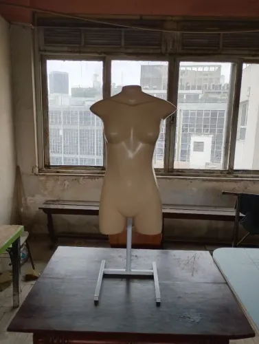 Manequim feminino com pedestal