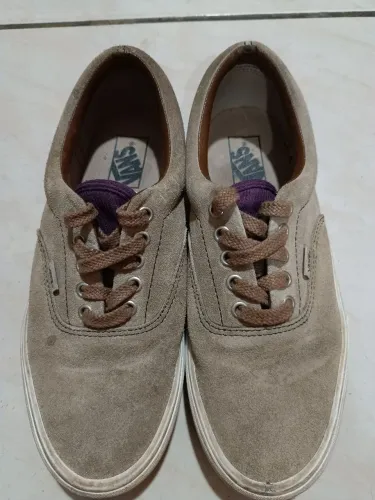 tênis Vans Era em camurça bege.
