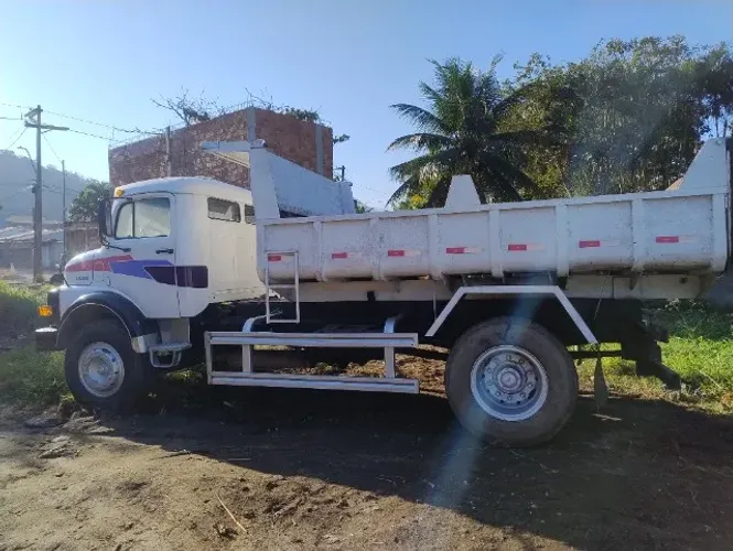 Mercedes 1313 caçamba toco.