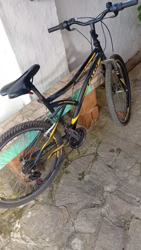 Bicicleta Caloi Andes Suspensão Frontal Aro 26 e 21 marchas.