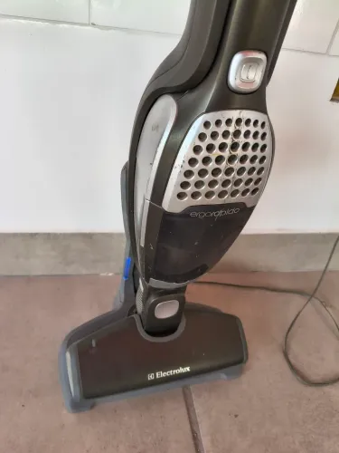 (sugando pouco) Aspirador de Pó Vertical Electrolux Ergorápido
