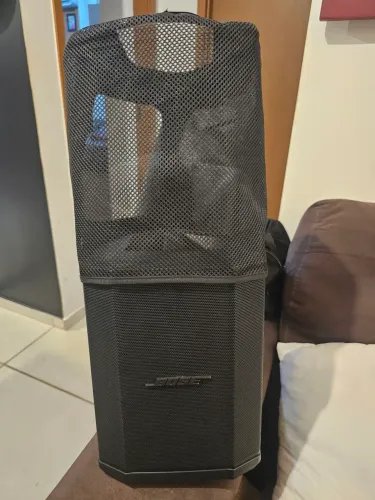 Caixa de som bose s1 pro com duas capas de proteção, 1 microfone shure e um pedestal.