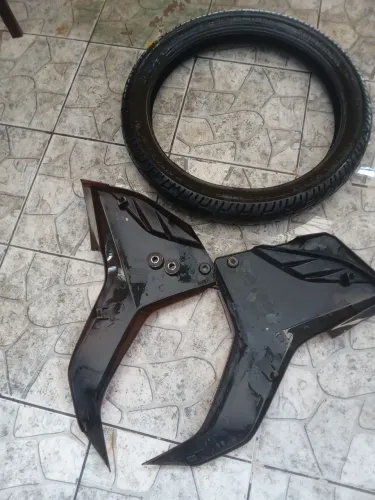 Bandeja esquerdo e direito e um pneu aro 17