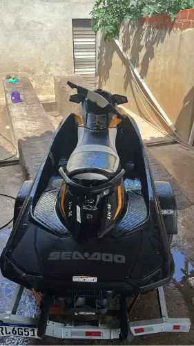 Vendo jet ski super conservado sou 2 dono ! Qualquer dúvida me chama no zap *56