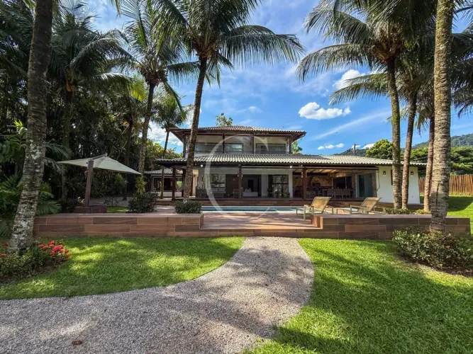 Seu Paraíso à Beira do Canal: Oportunidade no Condomínio Portobello!