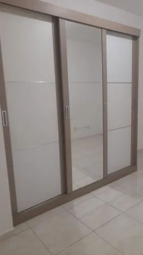 Vendo guarda-roupa de casal no valor de 800 reais com entrega e montagem