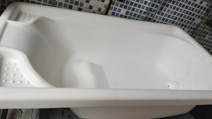 Banheira unissex na cor branca branca