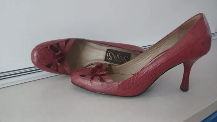 Vendo Sapato em couro legítimo vermelho 37