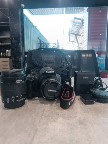 Canon Rebel T7 kit com 2 lentes, bag, cartão de memória e carregador.